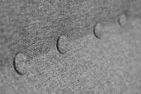 Zestaw fotel uszak skandynawski z podnóżkiem do salonu Denver oparcie pikowane guziki - internetowy sklep meblowy Bird Meble