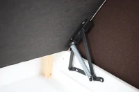 Mechanizm podnoszenia w pojemniku na pościel w tapczanie młodzieżowym Hirek 90x200 grafitowe/szare - internetowy sklep meblowy BIRD Meble