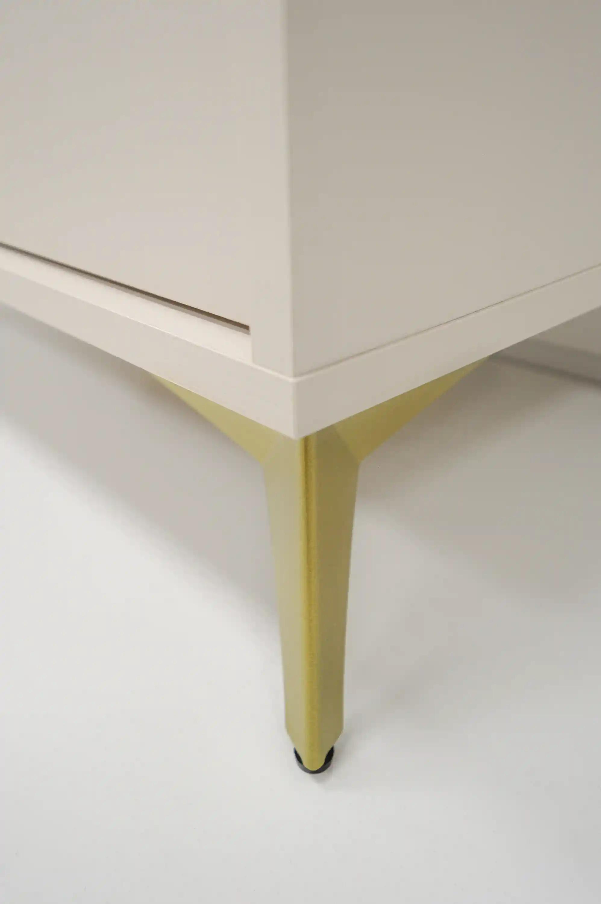 Stolik nocny z szufladami do sypialni Sakai 2S T801 Beżowy