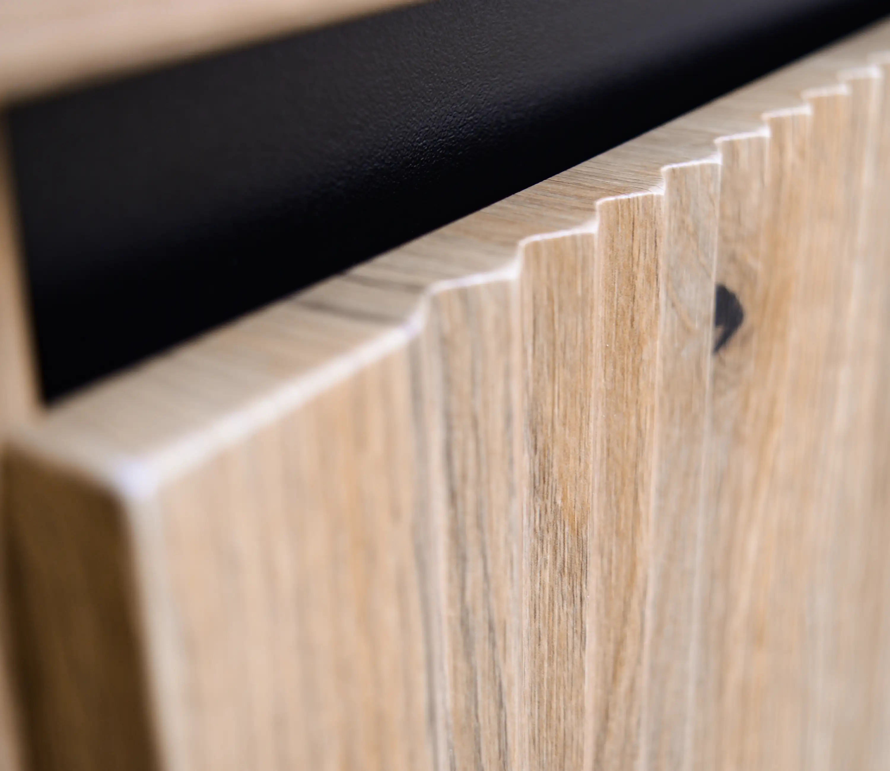 Komoda z ryflowanym frontem Yukashi 3F T813 dąb evoke